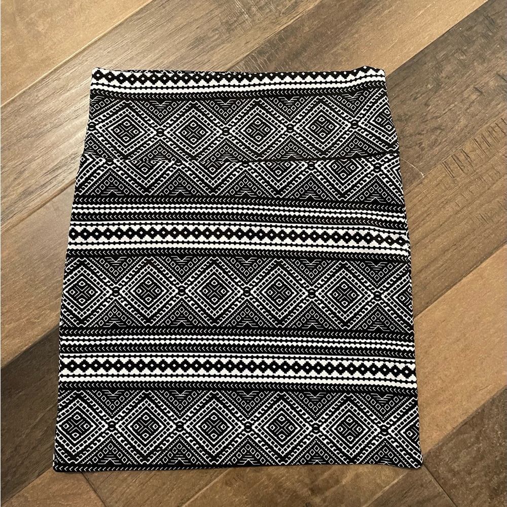 NWOT! Tribal Print Mini Skirt, Size Large but fits a M